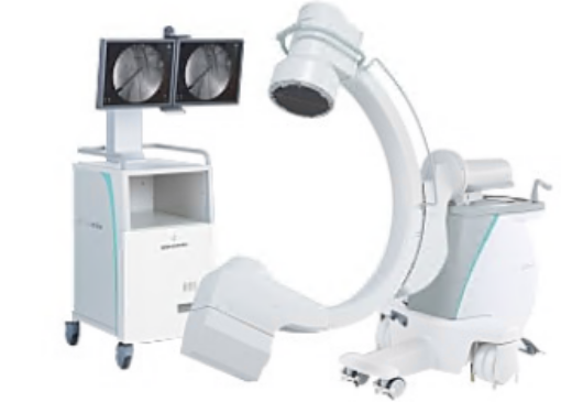 半円型のアームがついた撮影用の装置と、撮影したものを確認する2つのモニターがついた装置からなる外科用X線テレビ装置の写真
